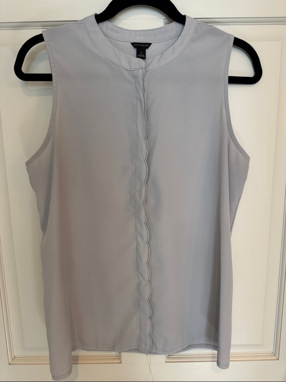 Ann Taylor Light Gray Sleeveless Scallop-Front Shell
